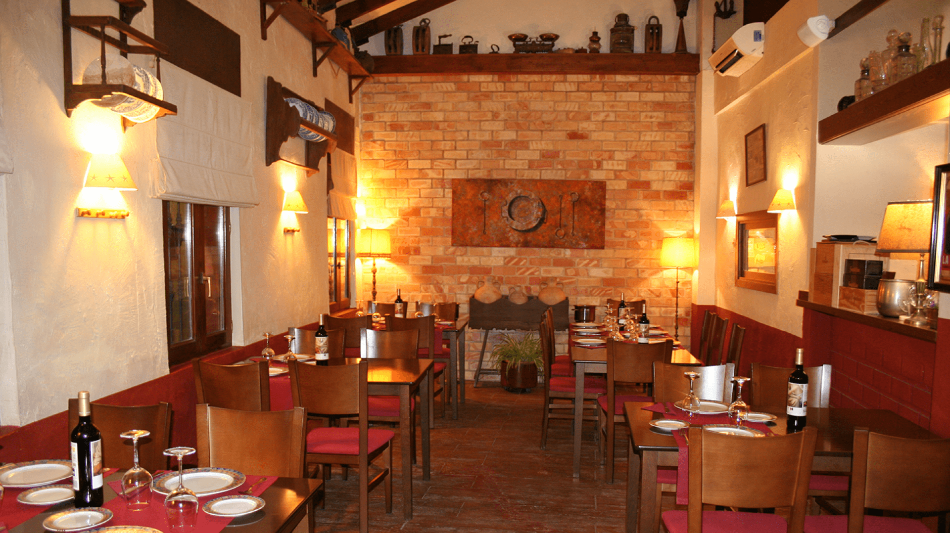 Restaurante Antiquary: Nuestro restaurante, a una puerta de distancia de Casa Antiquary